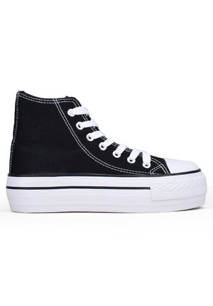 Sneaker alta nera con tomaia in tela, lacci bianchi e suola in gomma bianca spessa. Caratterizzato da cuciture nere e un cappuccio per le dita in gomma.