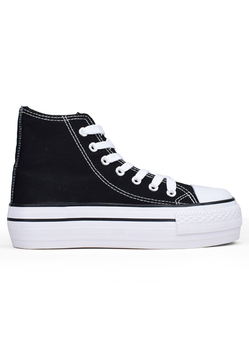 Sneaker alta nera con tomaia in tela, lacci bianchi e suola in gomma bianca spessa. Caratterizzato da cuciture nere e un cappuccio per le dita in gomma.