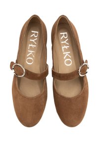 Scarpe Mary Jane in suede marroni con punta rotonda, cinturino con fibbia e una morbida fodera interna. Marchio RYLKO visibile sulla soletta.