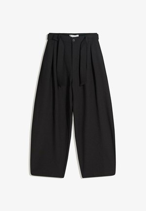 Černé široké kalhoty s vysokým pasem, zdobené záhyby a zavazovacím detailem v pase. Vyrobené z hladké, lehké látky.
