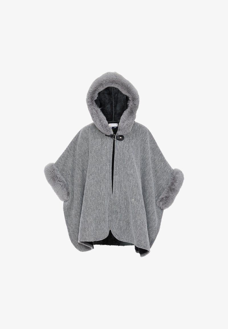 Šedý vlněný pončo s kapucí podšitou kožešinou, s texturovaným povrchem, černým zipem a rukávy s kožešinovým lemem.