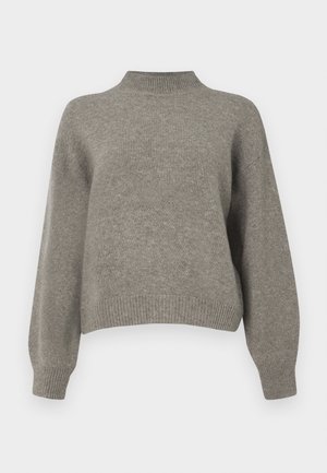 Világosszürke kötött pulóver magas nyakkal, ejtett vállakkal, bordás mandzsettákkal és aljjal. Puha tapintás, laza fazon.