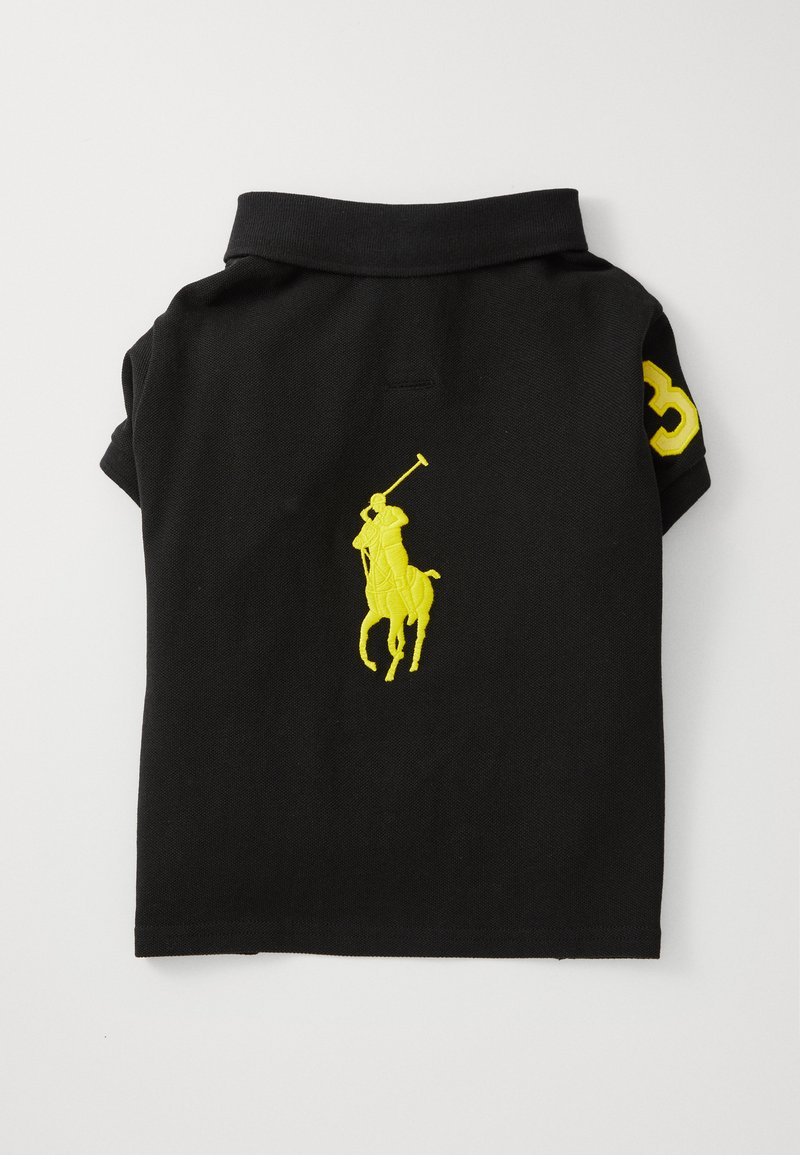 Polo nero in cotone, con logo ricamato giallo di un giocatore di polo e il numero '3' giallo su una manica.