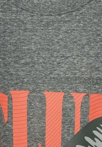 Šedá mikina s texturovaným, třírozměrným korálově červeným písmem a nápisem "ŽIVOT JE MOŘE" vytištěným v kontrastní barvě.