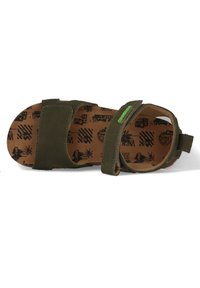 Groene sandaal met twee klittenbandsluitingen, een gestructureerd oppervlak en een gevoerde binnenzool met een afgedrukt ontwerp van stadssymbolen.