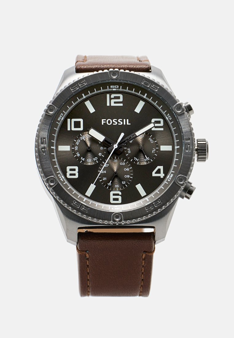 Męski zegarek Fossil na wristwatch z czarną tarczą, białymi cyframi, trzema subtarczami, srebrną obręczą i brązowym skórzanym paskiem, wskazujący godzinę 2:10:35.
