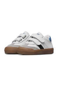 Sneaker bianchi per bambini con suole marroni, punte in suede grigio, strisce laterali nere, dettagli blu sul tallone e doppie chiusure in velcro.