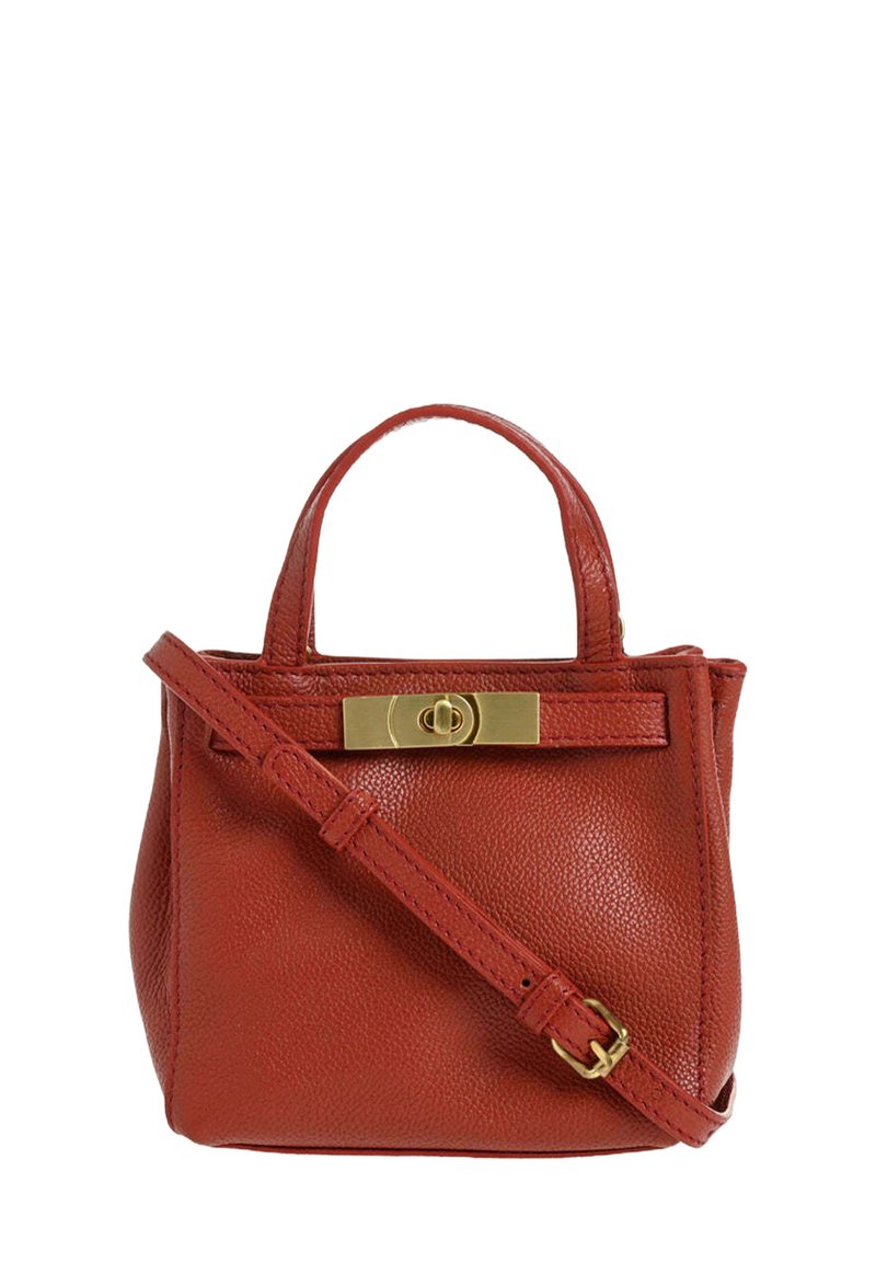 Sac à main en cuir rouge avec une finition texturée, doté de poignées courtes, d'une bandoulière amovible et d'un fermoir en métal doré.