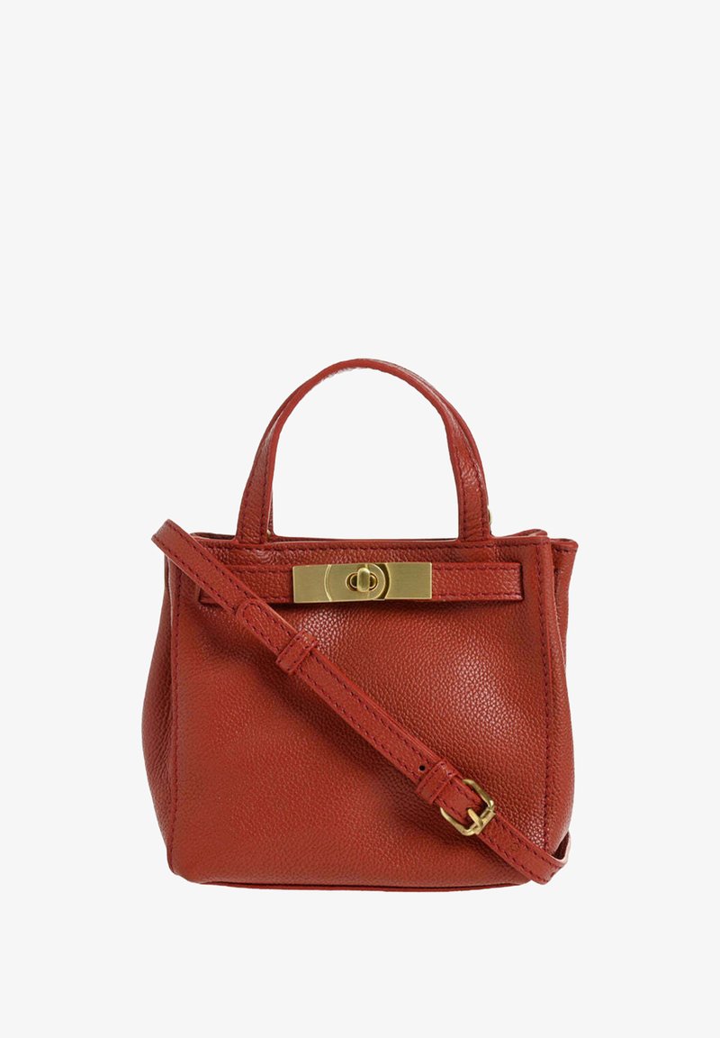 Sac à main en cuir rouge avec une finition texturée, doté de poignées courtes, d'une bandoulière amovible et d'un fermoir en métal doré.