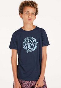 Navy blauwe t-shirt met korte mouwen met een lichtblauw grafisch ontwerp en cirkelvormige tekst en accenten. Gemaakt van zachte, ademende stof.