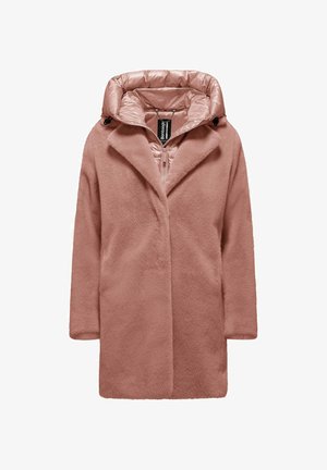 Roze nepbontjas met een afneembare glanzende gewatteerde capuchon, voorzien van een ritssluiting aan de voorkant en een losse pasvorm, die de zachte textuur benadrukt.