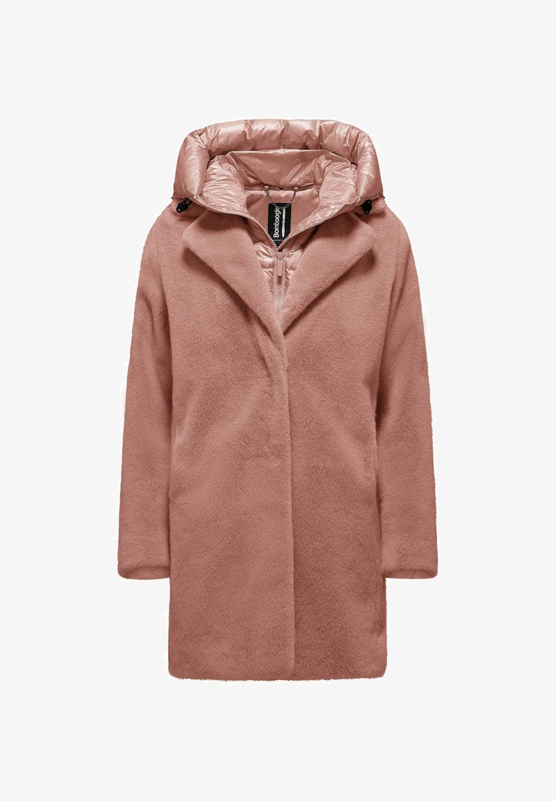 Roze nepbontjas met een afneembare glanzende gewatteerde capuchon, voorzien van een ritssluiting aan de voorkant en een losse pasvorm, die de zachte textuur benadrukt.