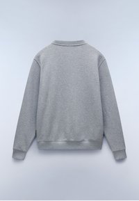 Sudadera gris de manga larga, cuello redondo y puños acanalados. Presenta una textura suave y un dobladillo que cae por debajo de la cintura.