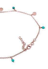 Bracciale a catena in oro rosato con accenti di perle circolari e turchesi. Presenta un gancio a moschettone e maglie testurizzate per una lunghezza regolabile.