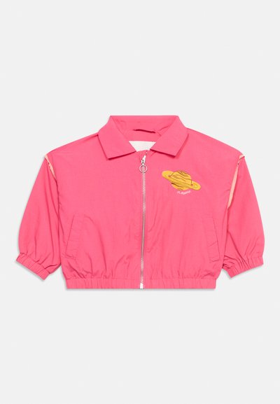 Veste courte rose avec fermeture éclair frontale, col, poignets et ourlet élastiques, poches latérales et broderie d'une planète jaune sur la poitrine.