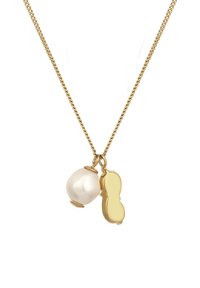 Guldkæde med en skinnende hvid perle og et gult vedhæng i peanutform, med teksturerede og glatte overflader.