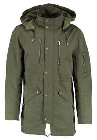 Parka vert olive avec capuche, poches poitrine zippées, fermetures à boutons-pression et coupe légèrement plus longue pour une meilleure couverture.