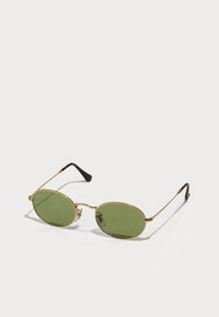 Ochelari de soare ovali cu lentile verzi, cadru din metal auriu și vârfuri din plastic maro închis. Ușori, cu logo-ul vizibil Ray-Ban pe o lentilă.