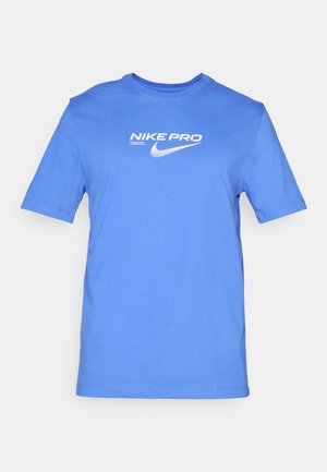 Blå bomulds t-shirt med korte ærmer, rund halsudskæring, med hvid "NIKE PRO" tekst og logo trykt på brystet.
