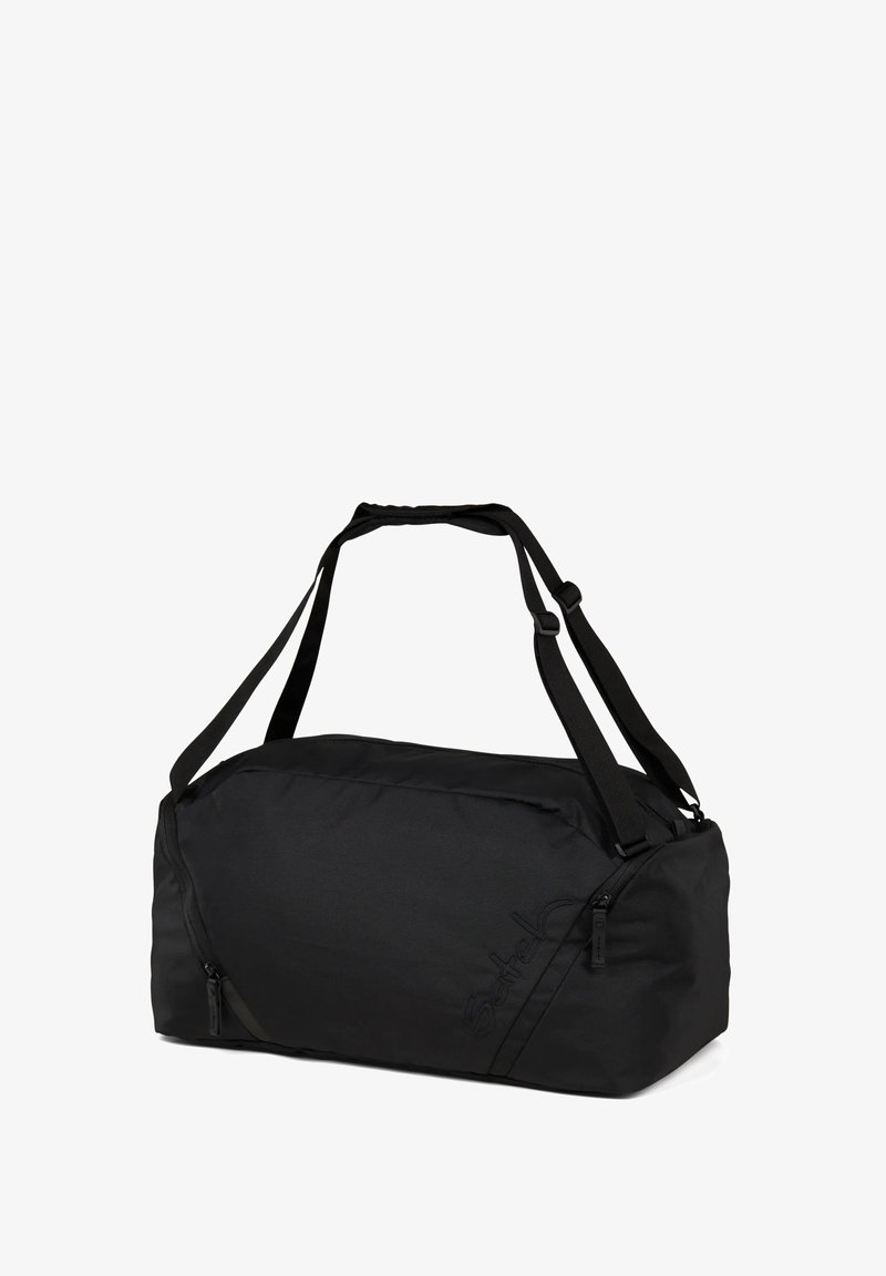 Bolsa de deporte negra hecha de un tejido resistente, con forma rectangular, dos correas ajustables y una cremallera diagonal con acento de logotipo.