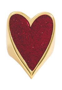 Anello d'oro con un design a forma di cuore glitter rosso, texture liscia e finitura lucida. I bordi sono arrotondati per una calzata confortevole.