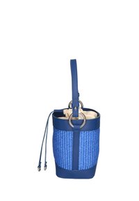 Borsa rotonda blu con texture intrecciata e rifiniture in pelle, caratterizzata da una chiusura a coulisse e un accento in metallo sulla parte superiore.