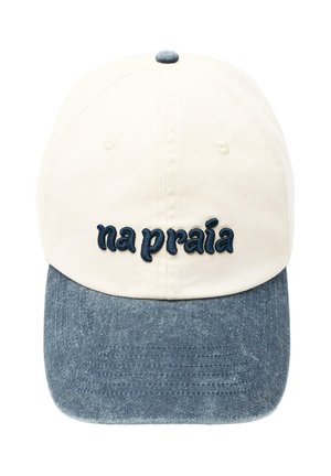 Baseballová čiapka s krémovou korunou, modrým riflovým štítom a námorníckym vyšitým textom "na praia" na prednom paneli.