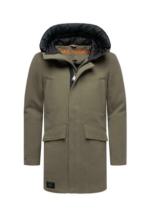 Olivengrøn parka med en sort quiltet hætte, frontlynlås, to store frontlommer og et logo-patch ved sømmen. Glat teksturfærdig.