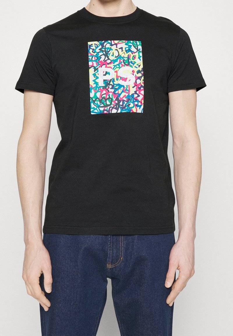 Schwarzes Baumwoll-T-Shirt mit einem bunten abstrakten Grafikdruck, auf dem die Buchstaben "PS" in Weiß zu sehen sind, Rundhalsausschnitt und kurzen Ärmeln.