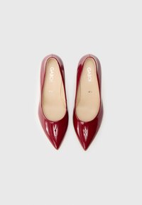Escarpins à talons hauts en cuir verni rouge avec un bout pointu, une texture lisse, et des semelles intérieures beiges portant le logo Gabor. Taille 4,5.