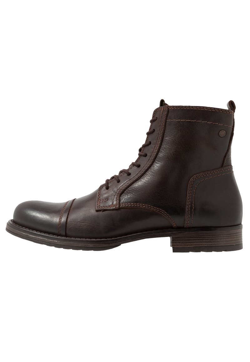 Botas de cuero marrón hasta el tobillo con una textura suave, diseño con cordones, punteras redondas y detalles cosidos. Cuentan con un tacón bajo y apilado.