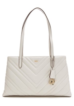 Sac à main en cuir matelassé crème avec motif en chevron, double bandoulières et charm DKNY en or suspendu à une bandoulière.