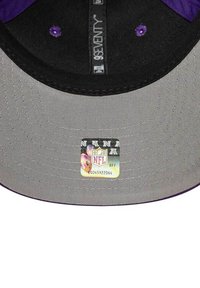 Grau-schwarze Kappe mit flachem Schirm, versehen mit einer lila Unterseite. Enthält ein NFL-Tag und Logo auf dem Schirm. Texturiertes Material mit Nähedetails.