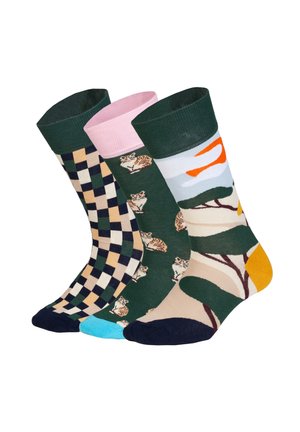 Tre par farverige sokker med forskellige mønstre: sort og beige skakternet, grøn med katte samt abstrakt naturdesign med træer og orange former.