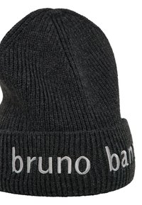 Strikket sort habe med ribbet tekstur og foldet kant. Har en broderet "bruno ban" i grå på forsiden. Blødt materiale.