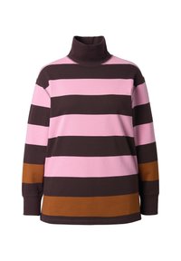 Pull à col roulé avec larges rayures horizontales rose, brun foncé et marron, manches longues et coupe décontractée.