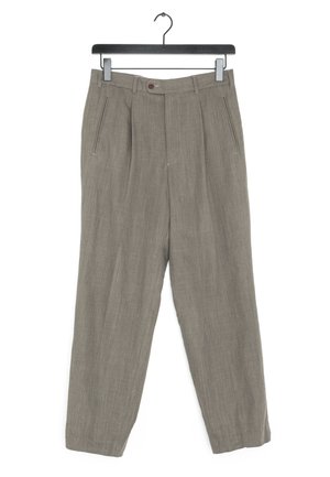 Pantaloni grigi a pieghe realizzati in tessuto texturizzato. Presentano una chiusura con bottone, tasche laterali e una silhouette dritta e rilassata. Appesi a un gancio nero.