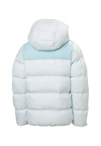 Lichtblauwe en witte gewatteerde winterjas met capuchon, voorzien van een horizontaal doorgestikt patroon en subtiele branding op de bovenrug.