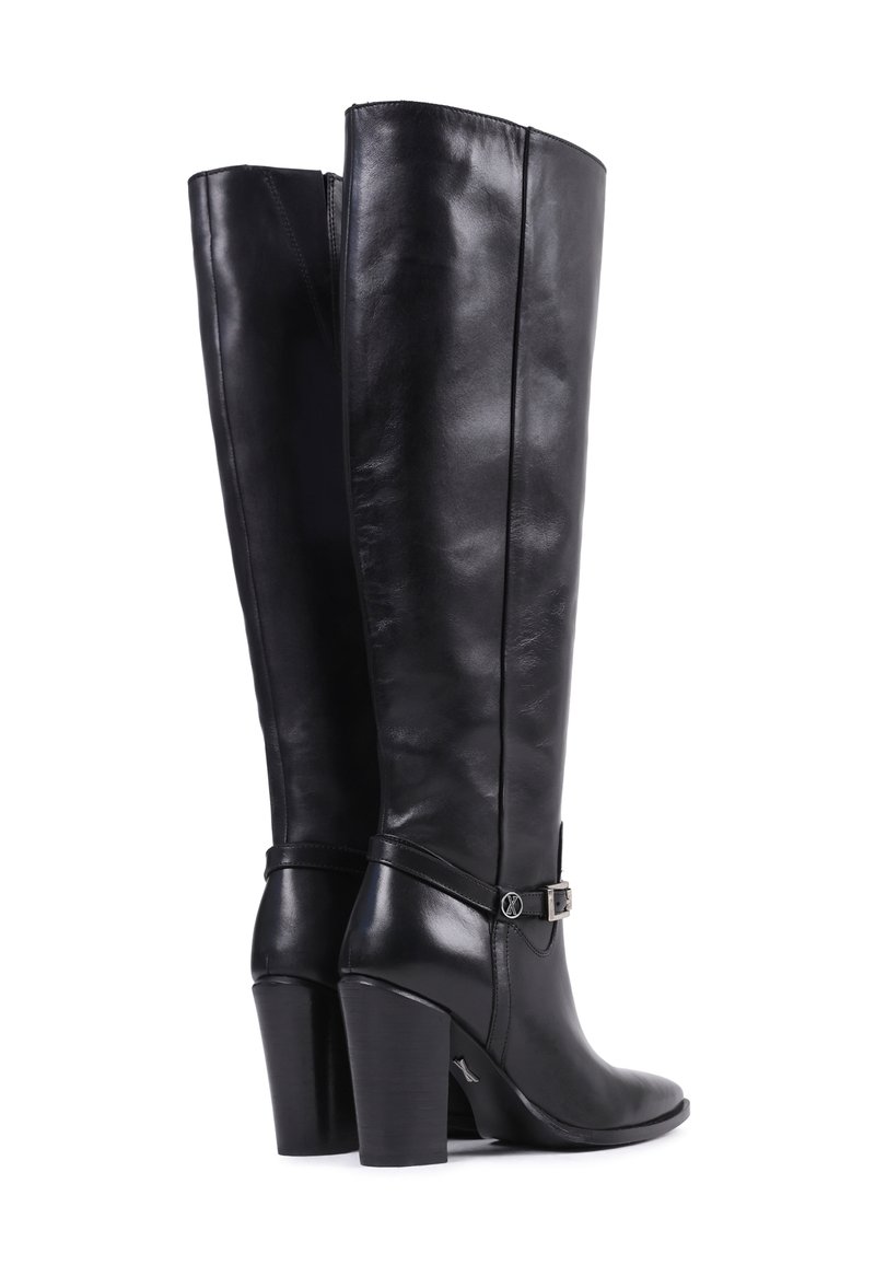 Schwarze Lederstiefel bis zum Knie mit Blockabsatz, seitlichem Reißverschluss, verstellbarem Riemen mit Schnalle und glatter Oberfläche.