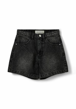 Sort, højtaljede denimshorts med forlommer, bæltestropper, knaplukning og et hvidt mærke i taljebåndet.