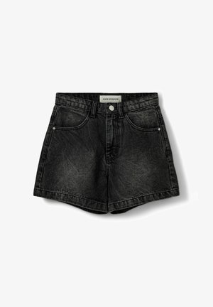 Schwarze High-Waist-Jeansshorts mit aufgesetzten Taschen vorne, Gürtelschlaufen, Knopfverschluss und einem weißen Markenetikett am Bund.