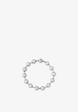 Armband in Silberoptik mit runden Perlen, verbunden durch kurze Stäbe, und einem kugelförmigen Verschluss mit eingraviertem Markennamen, auf weißem Hintergrund dargestellt.
