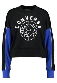 Sweat-shirt court noir avec manches longues bleues, texte blanc "CONVERSE" et logo étoile-flèche sur la poitrine.