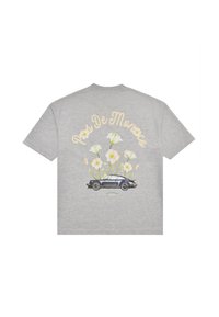 Grijs T-shirt met korte mouwen met een vintage auto en witte bloemen afbeelding, tekst "Pas De Monaco" in cursief boven het ontwerp op de achterkant.