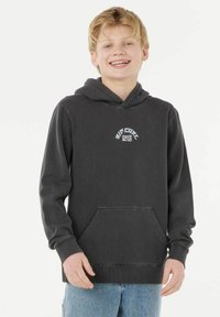 Donkergrijze hoodie gemaakt van zachte stof, heeft een voorzak en een geborduurd logo nabij de borst. Casual pasvorm, geribbelde manchetten.