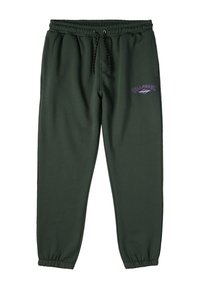 Donkergroene trainingsbroek met een elastische tailleband en trekkoord. Bevat zijzakken en een paarse logo op de linker bovenbeen.