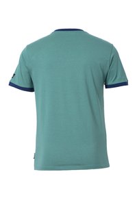 Camiseta verde claro hecha de algodón, con cuello y puños de manga en azul marino. Dobladillo recto sin logos ni patrones visibles.