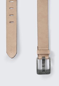 Beige ādas josta ar teksturētu virsmu, kas aprīkota ar piecām iedobēm un metālisku sudraba taisnstūra sprādzi vienā galā.