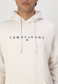 Tommy Jeans LINEAR LOGO HOODIE - Sweatshirt - oat