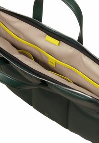Groene leren handtas met een ritsluiting, voorzien van een beige interieur en gele accenten. Inclusief vakken en een merklabel aan de binnenkant.